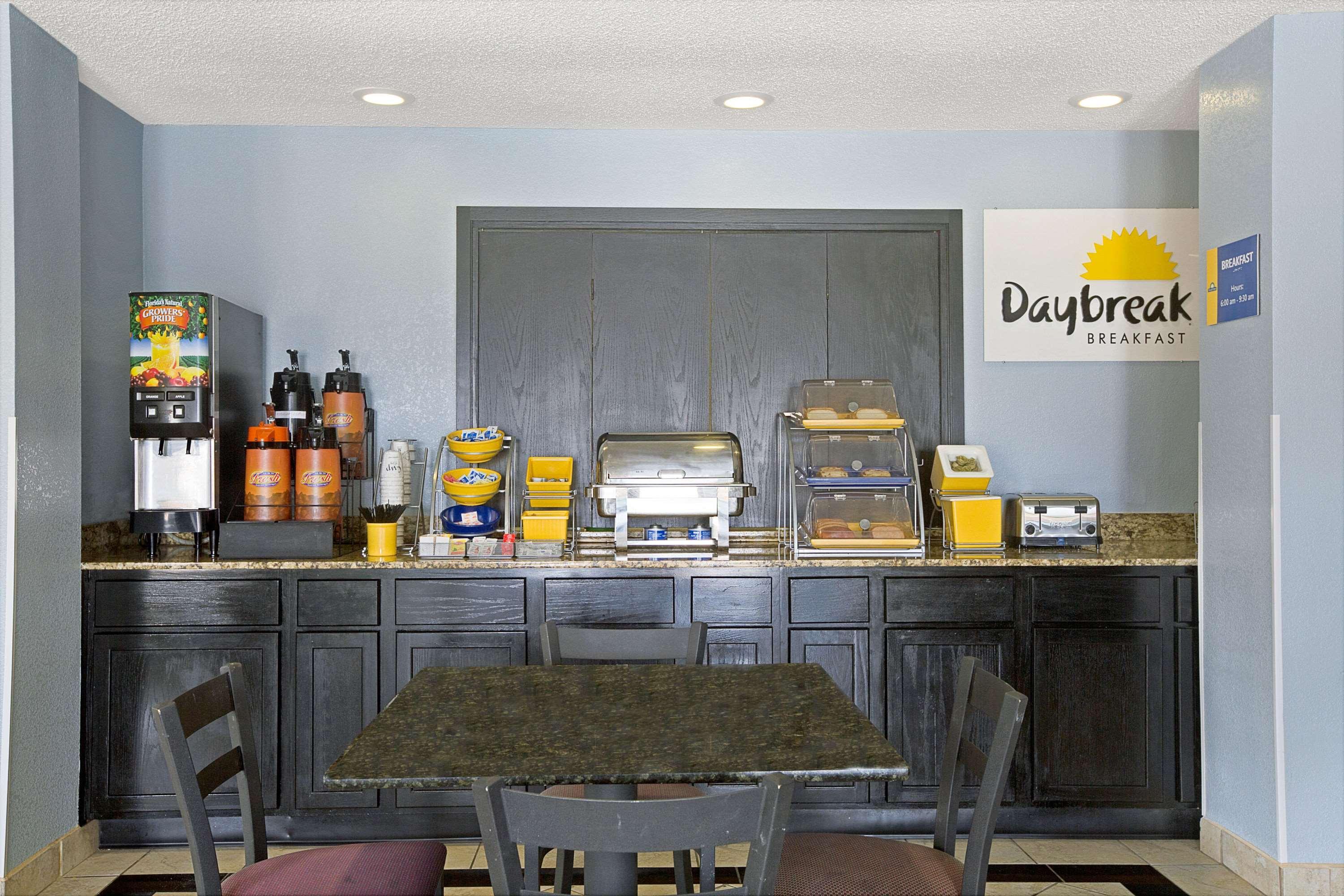 Days Inn By Wyndham Dallas Garland West מראה חיצוני תמונה