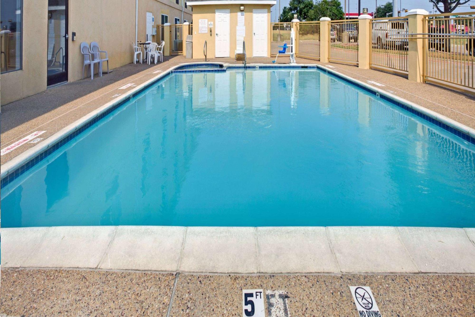 Days Inn By Wyndham Dallas Garland West מראה חיצוני תמונה